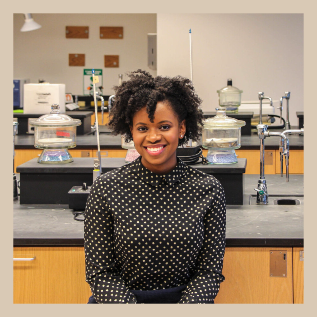 一个年轻的黑人妇女在实验室微笑的照片