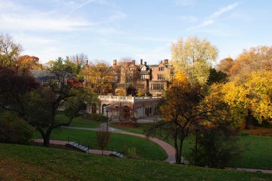 连绵起伏的草山, 红砖历史建筑, 五颜六色的秋树装饰着网上赌博平台位于匹兹堡的网上博彩平台. 