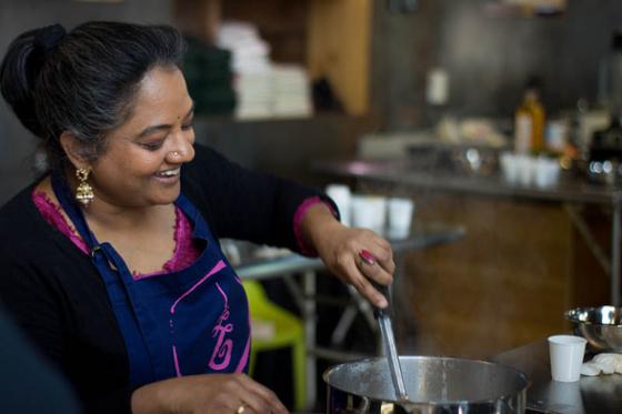 图为一名南亚妇女在伊甸堂校园领导烹饪示范