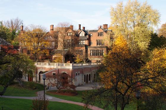 网上赌博平台荫边校区的红砖梅隆大厅坐落在被五颜六色的秋叶包围的绿色校园里. 